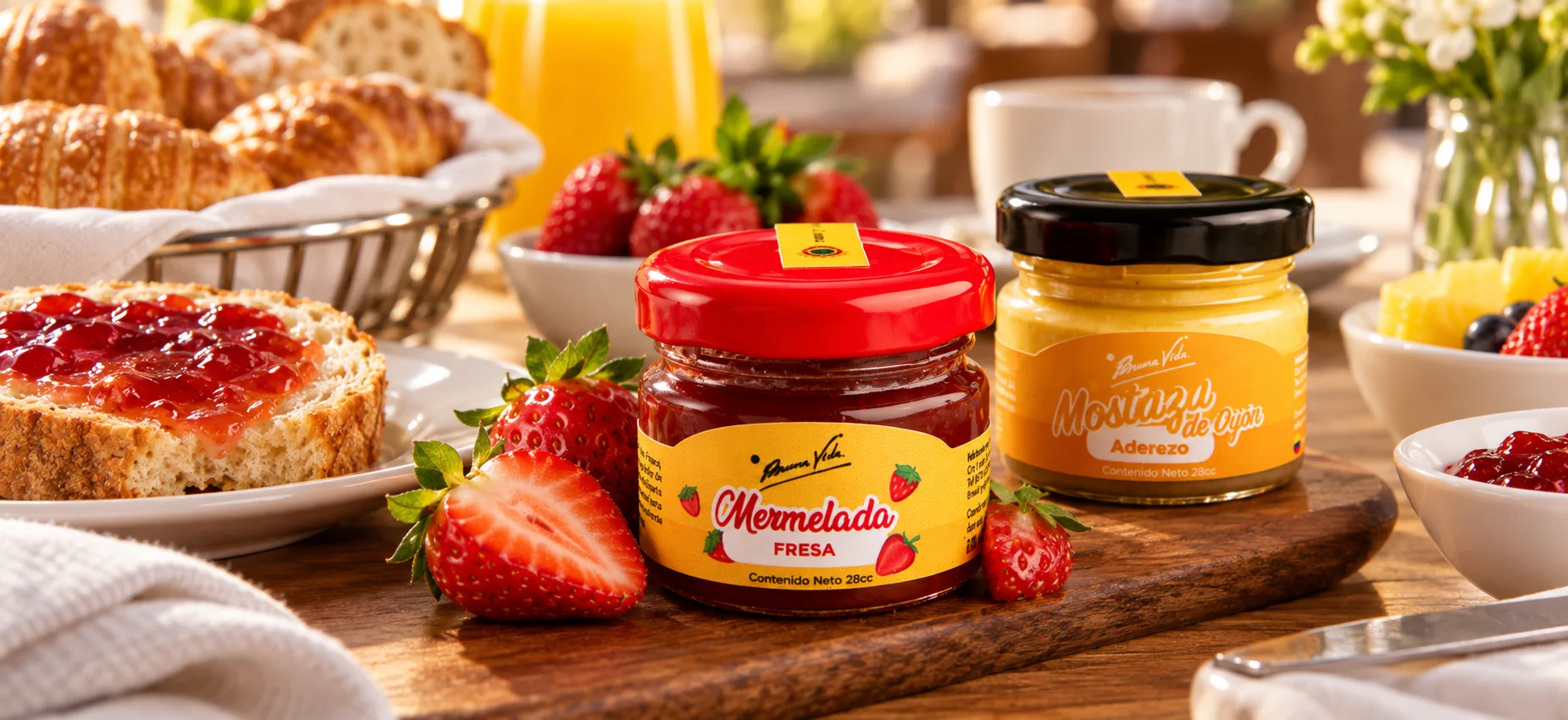 Frasco de mermelada de fresa y aderezo de mostaza Buena Vida en mesa de desayuno