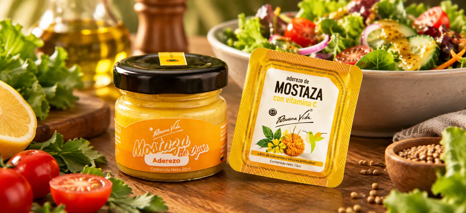 Vinagreta de mostaza Buena Vida en frasco y en stick pack junto a una ensalada