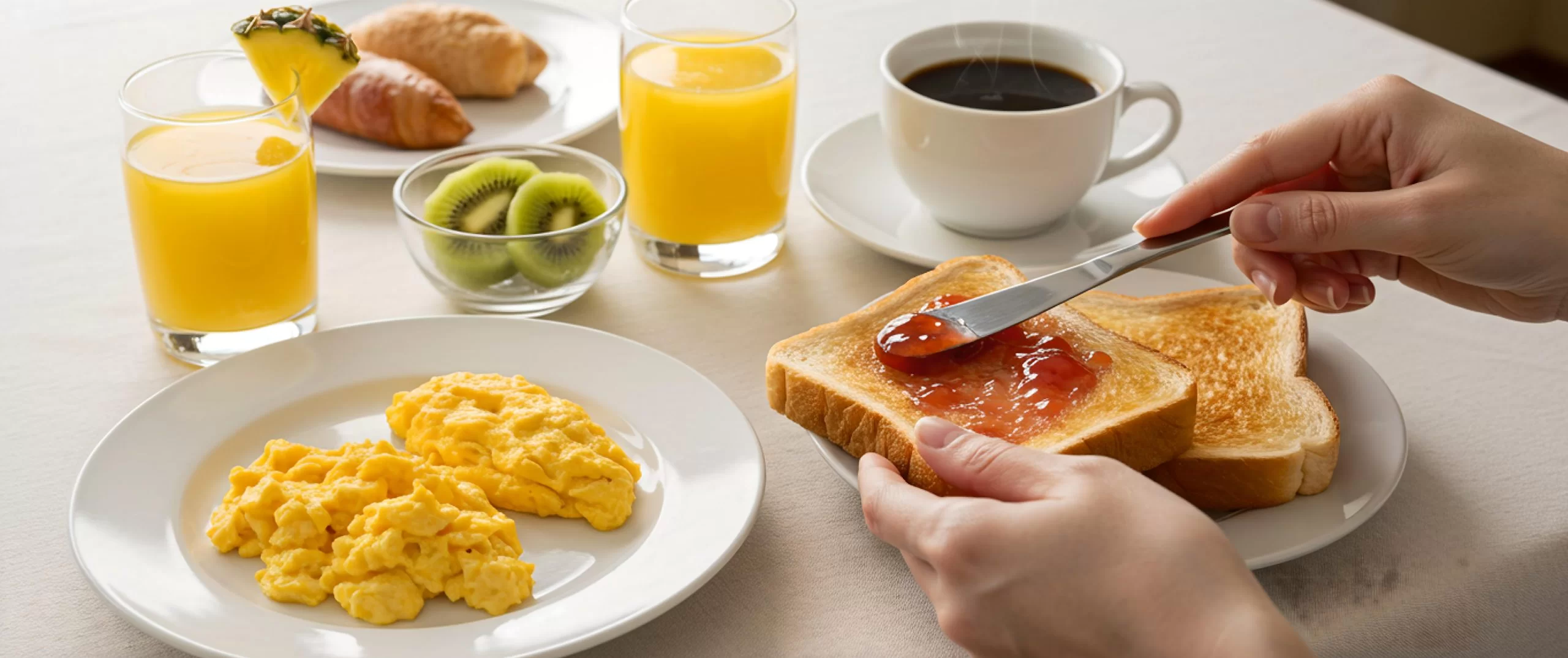 Preparación de desayuno con mermelada Buena Vida